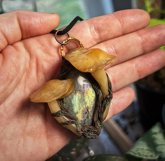 ✨🍄🟫clay mushroom and labradorite pendant 🍄🟫✨