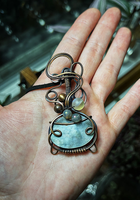 Antiqued copper wire wrap cauldron with abalone shell base 🧙♀️🖤